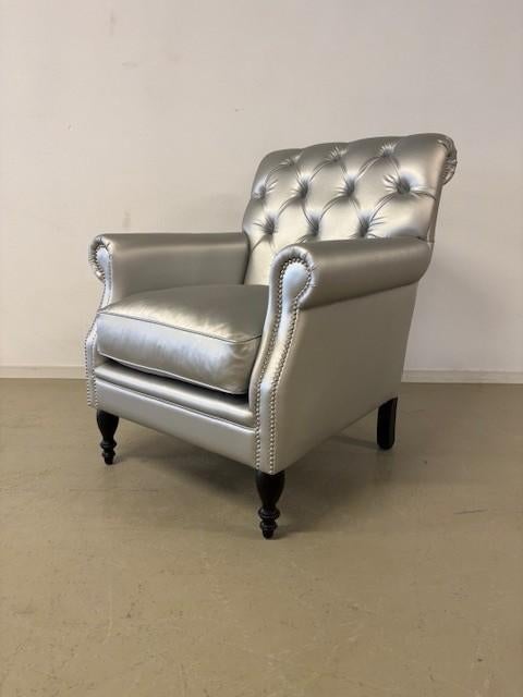 Engelse Chesterfield fauteuil in zilverkleurige stof, Huis en Inrichting, Fauteuils, Ophalen, 75 tot 100 cm, Zo goed als nieuw