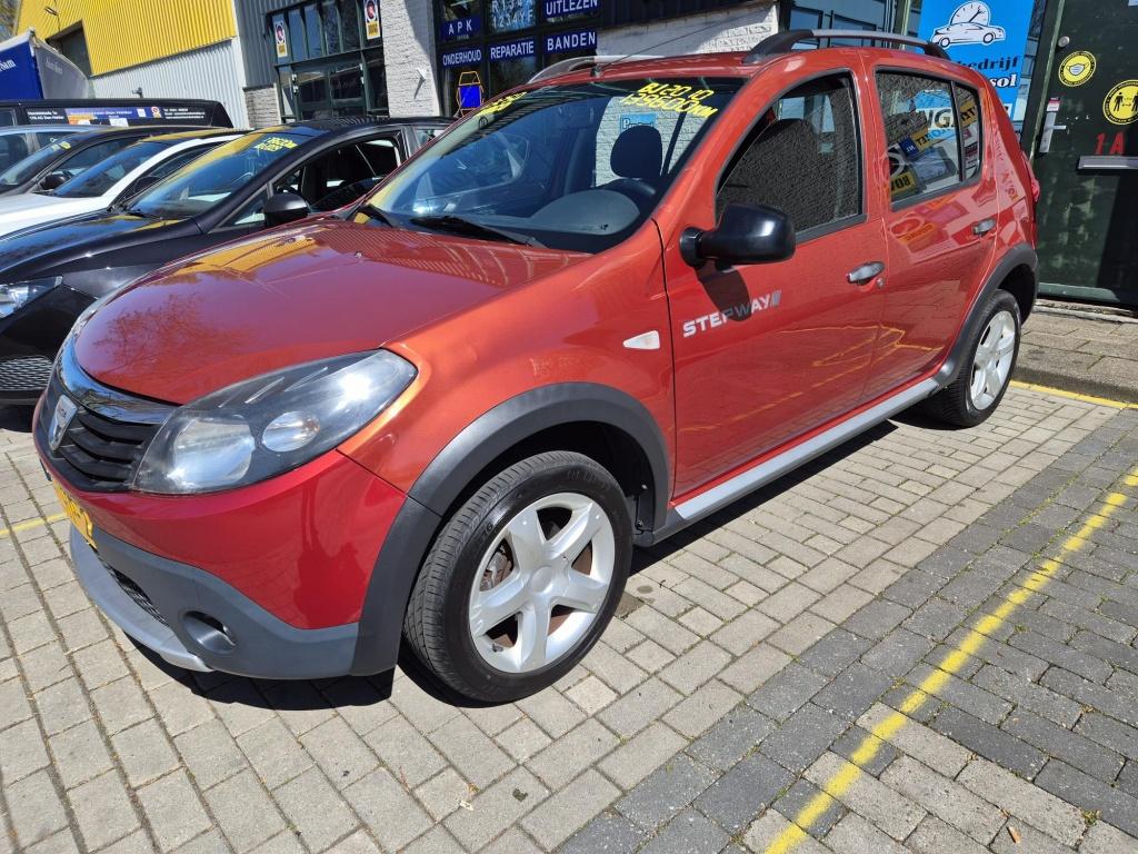 Dacia Sandero 1.6 Stepway (bj 2010), Auto's, Dacia, 4 cilinders, 1070 kg, Metallic lak, Origineel Nederlands