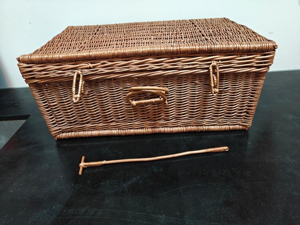 rieten mand met deksel, Huis en Inrichting, Woonaccessoires | Schalen en Manden, Gebruikt, Mand, Onbekend, Ophalen of Verzenden