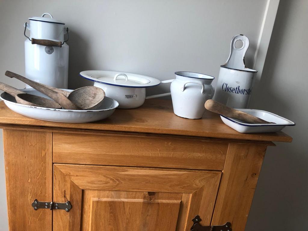 Verschillende oude emaille voorwerpen, Ophalen