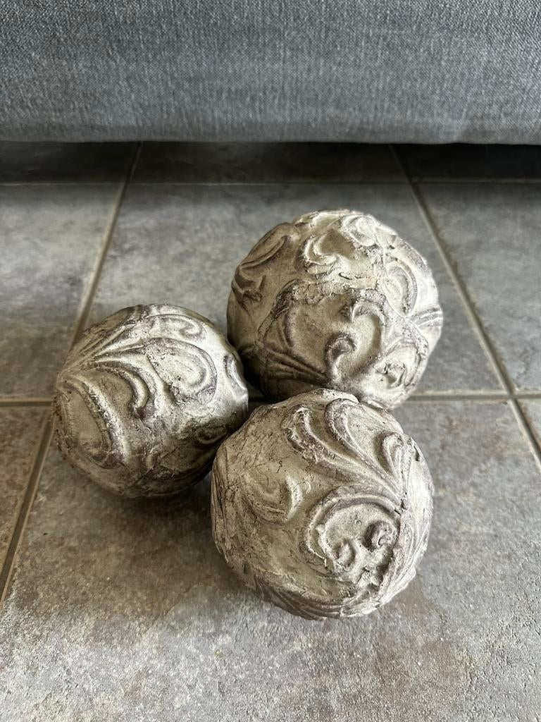 Betonnen ballen, landelijk, sober, Ophalen, Zo goed als nieuw