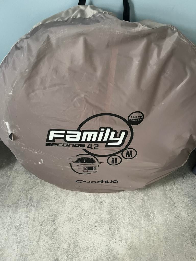Quechua Family 4.2 Seconds  14 kg beige, Caravans en Kamperen, Tenten, Ophalen of Verzenden, Zo goed als nieuw, Tot en met 4