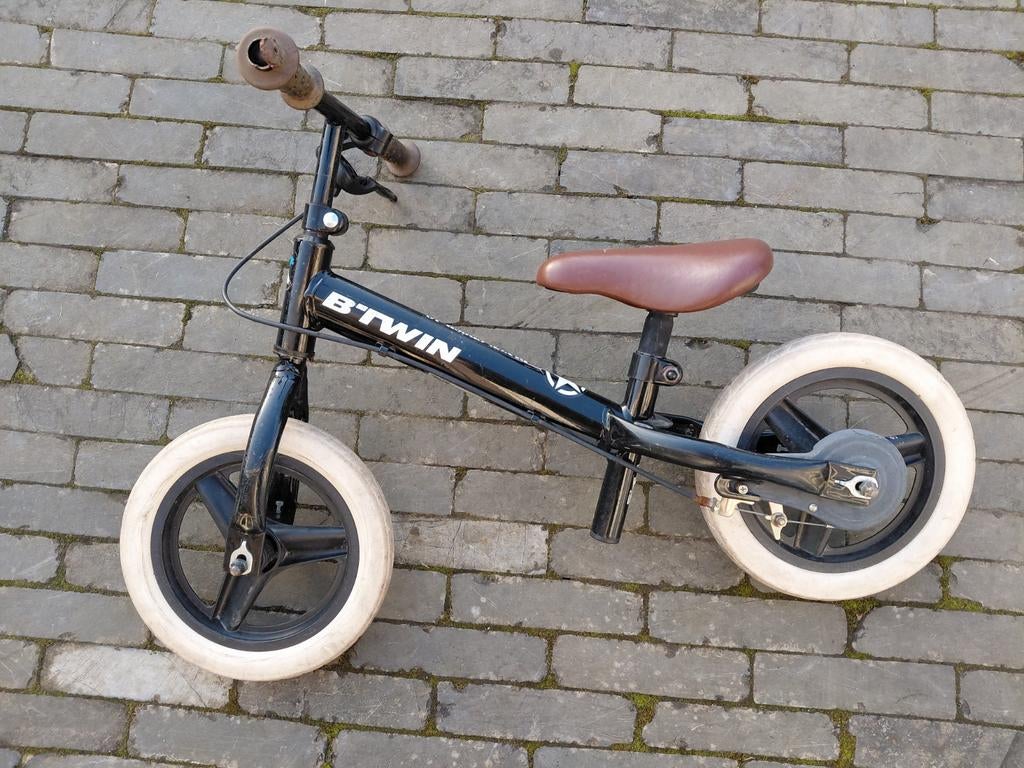 Leuk loopfietsje b'twin, Kinderen en Baby's, Speelgoed | Buiten | Voertuigen en Loopfietsen, Ophalen, Gebruikt, Loopfiets