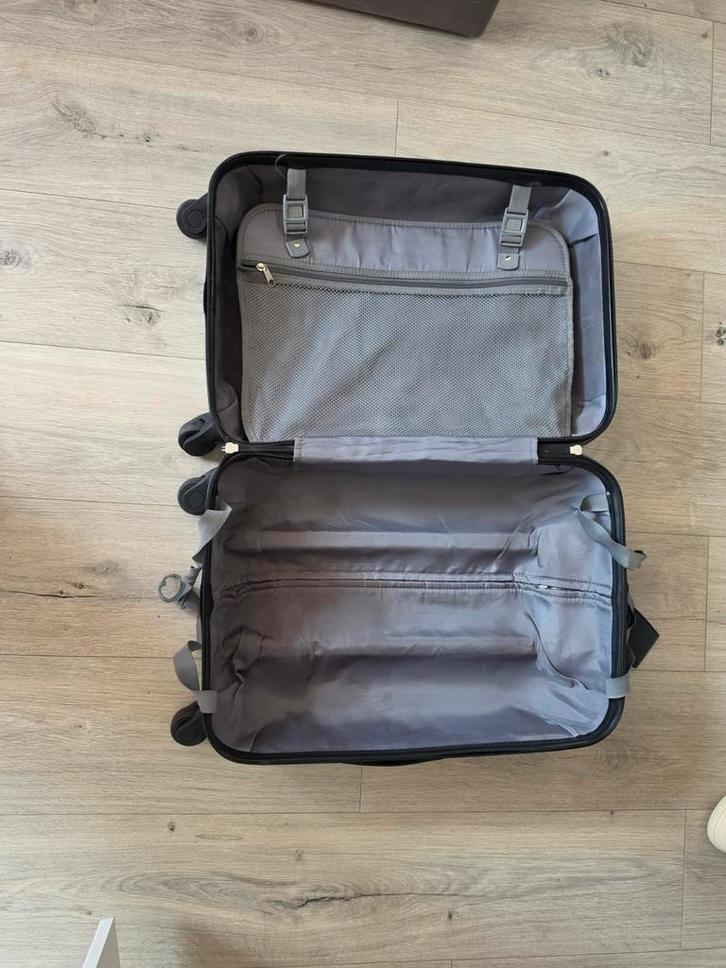 Compacte zilverkleurige handbagage koffer met wieltjes, Sieraden, Tassen en Uiterlijk, Koffers, Gebruikt, Hard kunststof, 50 tot 60 cm