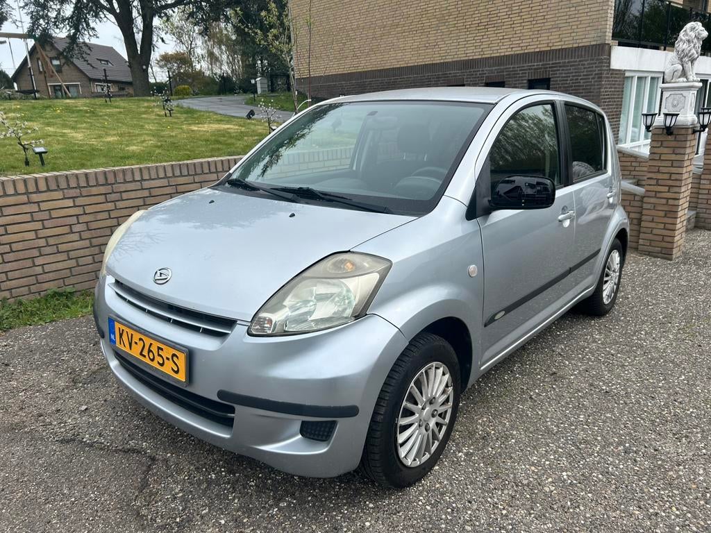 Sirion 2 1.0 Airco ijskoud AUX 4x elec ramen rijd zeer goed, Auto's, Daihatsu, Bedrijf, Sirion, Airbags, Airconditioning, Alarm
