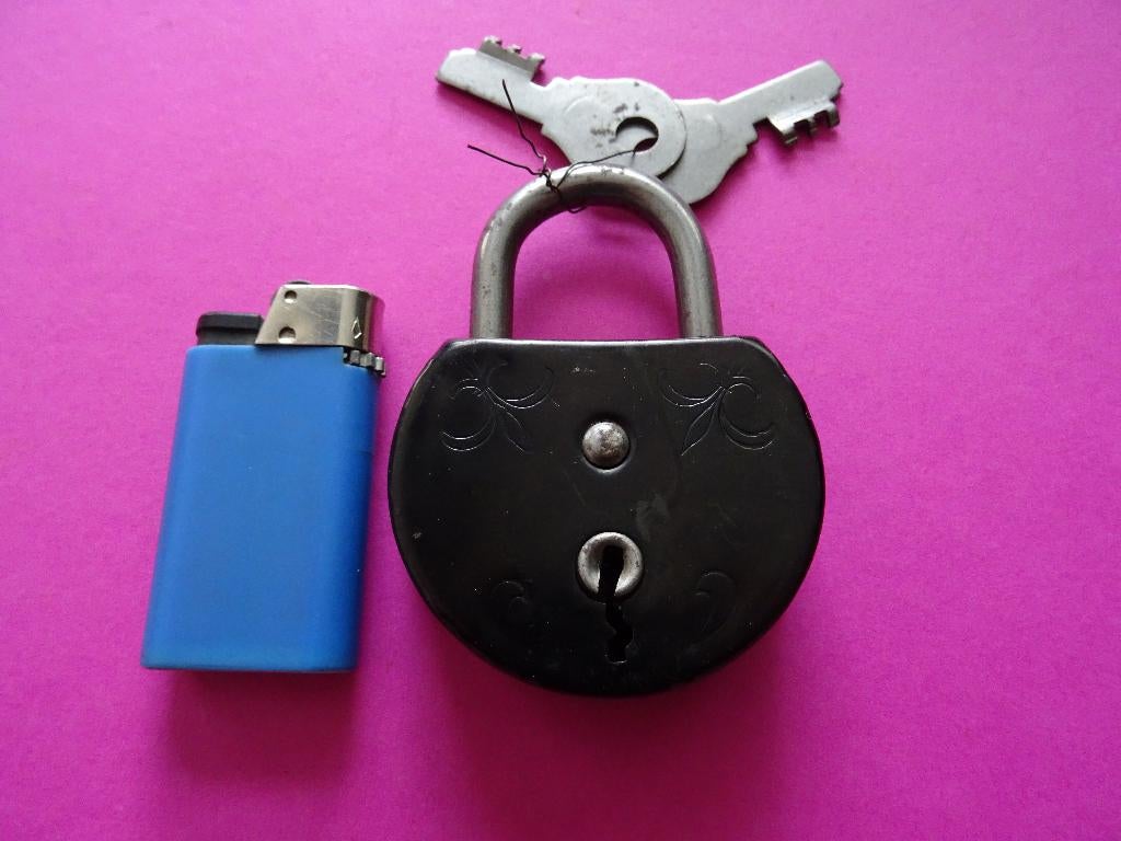 OUD ANTIEK HANGSLOT SLOT 2 SLEUTELS SLOTEN KIST BRUILOFT, Antiek en Kunst, Curiosa en Brocante, Ophalen of Verzenden