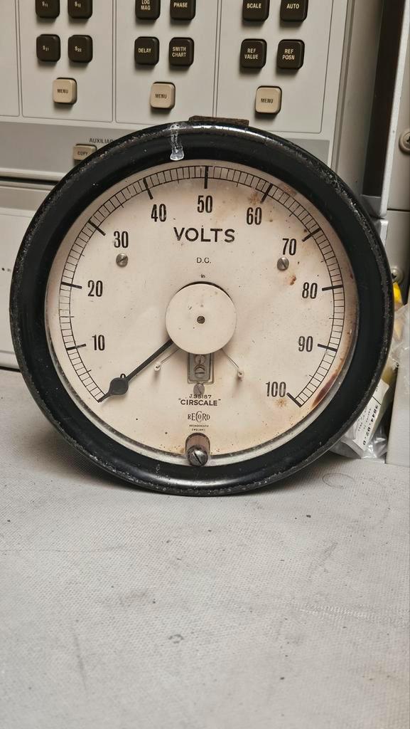 Vintage voltmeter jaren '50 rond - Werkend, Antiek en Kunst, Antiek | Gereedschap en Instrumenten, Verzenden