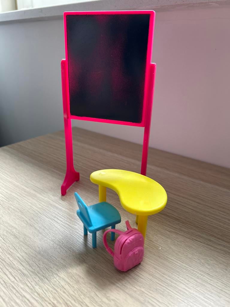 Barbie schoolaccessoires: schoolbord, bureau, stoel, rugzak, Ophalen, Gebruikt, Meisje