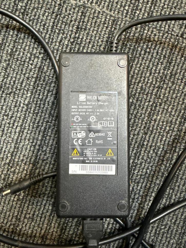 Phylion Batterijlader SSLCO58V29X - 29V 2A, Fietsen en Brommers, Fietsaccessoires | Fietsaccu's, Gebruikt, Ophalen of Verzenden