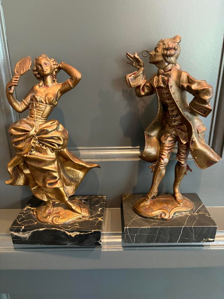 Vintage goudkleurige sculpturen man en vrouw op marmer, Groep mensen, Ophalen of Verzenden, 20 - 50 cm, Op sokkel