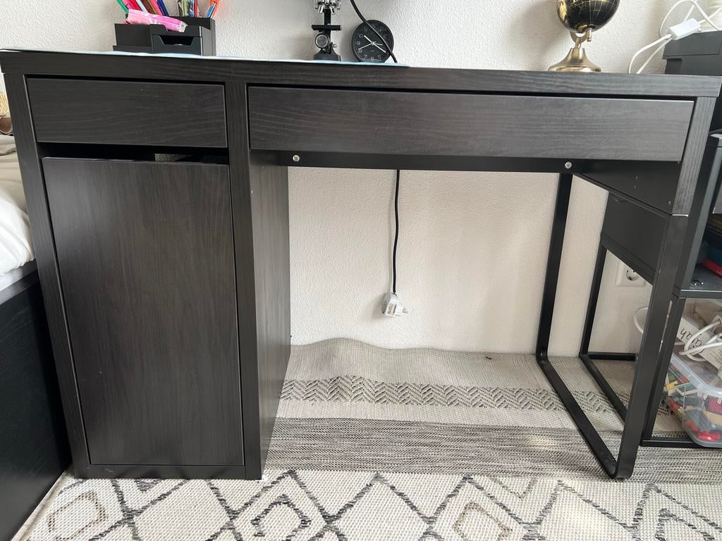 Tekoop mooie zwarte buro, Huis en Inrichting, Bureaus, Ophalen of Verzenden, Zo goed als nieuw