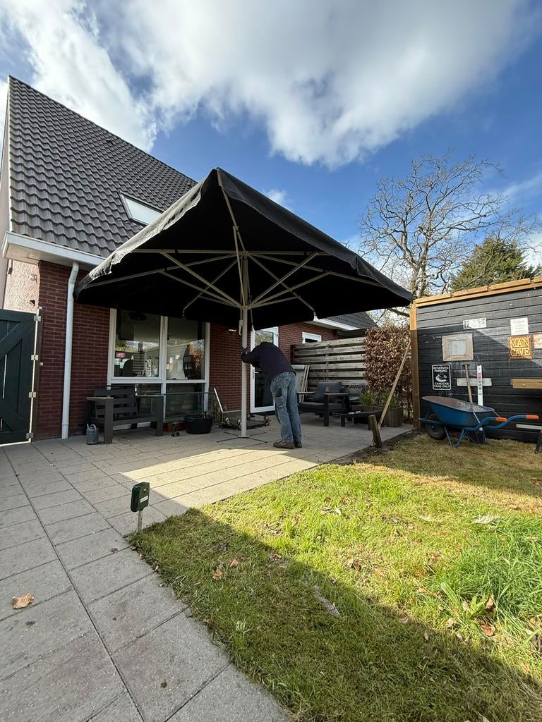 Grote Horeca parasol 4x4 meter - Zwart, Ophalen, Gebruikt, Zweefparasol, Waterdicht