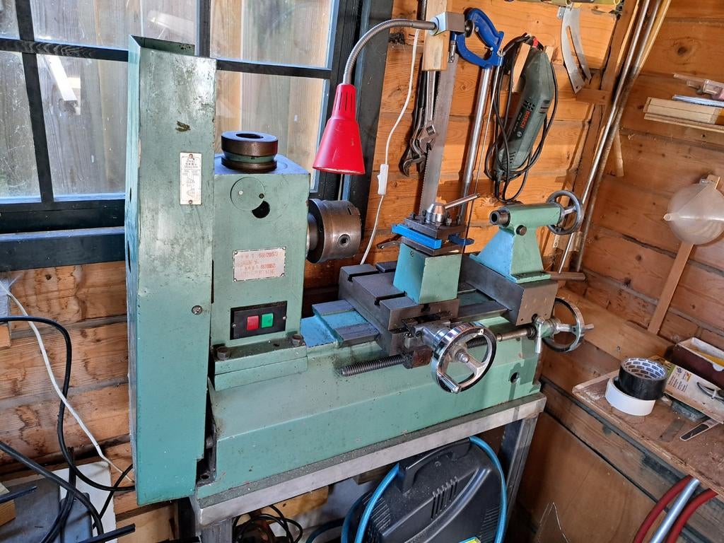 Draaibankje op stalen frame., Doe-het-zelf en Verbouw, Draaibanken, Ophalen of Verzenden, Metaaldraaibank