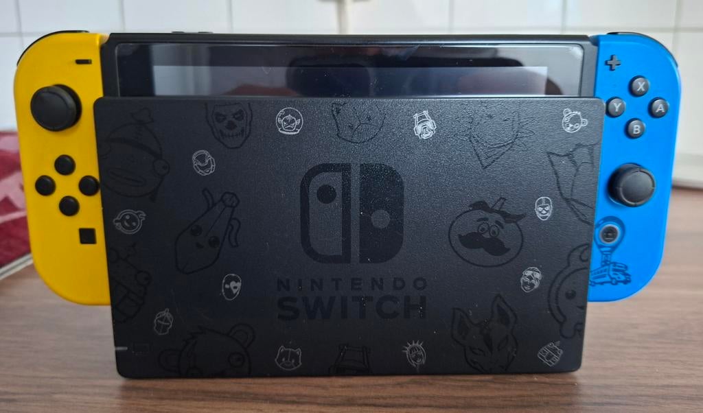 Nintendo Switch Fortnite Editie met SSD, oplader en koffer, Ophalen of Verzenden