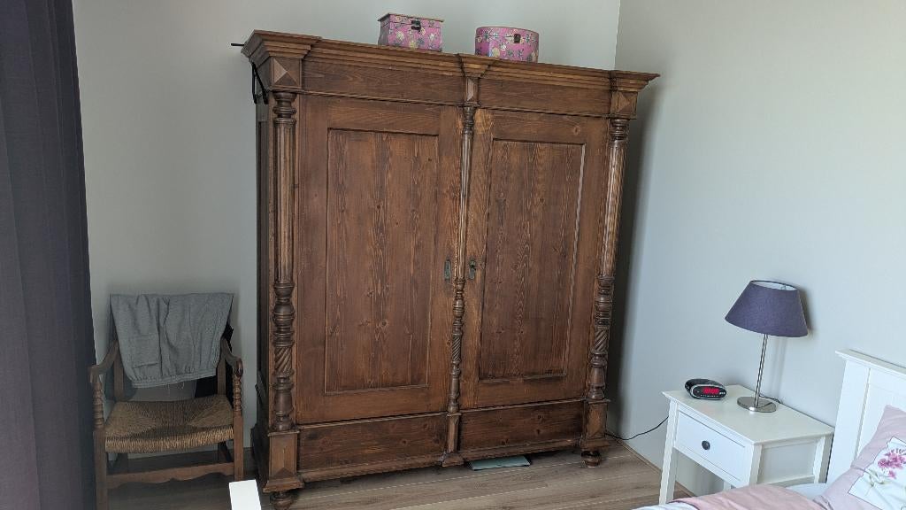 boeren antieke grenen kast met mooi bewerkte zijpanelen, Antiek en Kunst, Ophalen