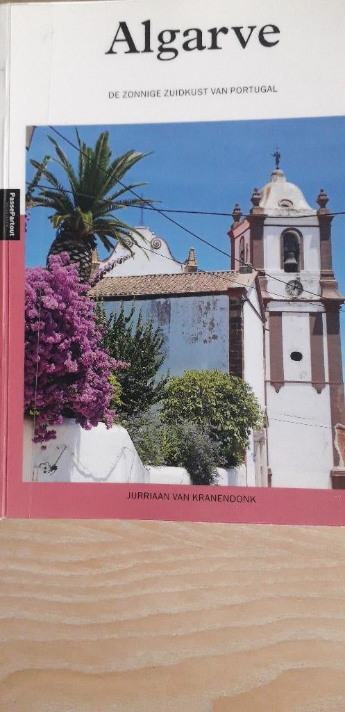 Algarve De zonnige zuidkust van Portugal, Europa, Ophalen of Verzenden, Reisgids of -boek, Gelezen