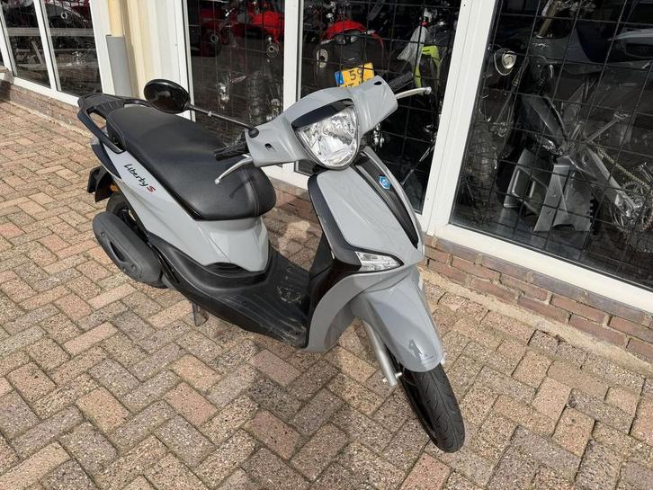 Piaggio Liberty 50 – 2021 – Zuinig en betrouwbaar, Motoren, Motoren | Piaggio, Bedrijf, Scooter