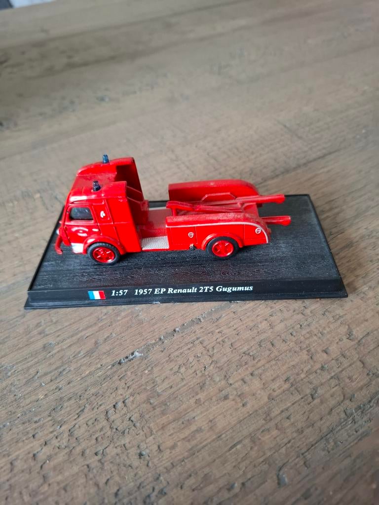 Brandweer miniatuur Renault 2T5 Gugumus 1957 1:57, Ophalen of Verzenden, Zo goed als nieuw, Auto