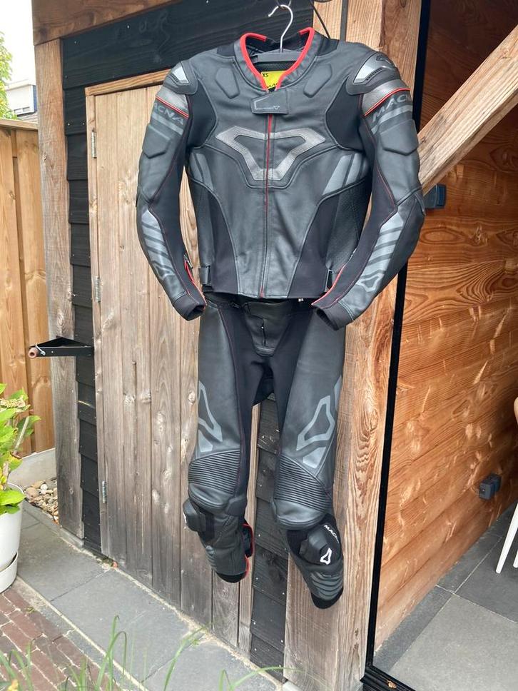 Bijna nieuw lederen Macna motorpak, Motoren, Kleding | Motorkleding, Combipak, Tweedehands, Ophalen