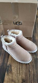 UGG Ultra Classic Mini Sand - Nieuw in doos - Maat 42, UGG, Beige, Lage of Enkellaarzen, Nieuw