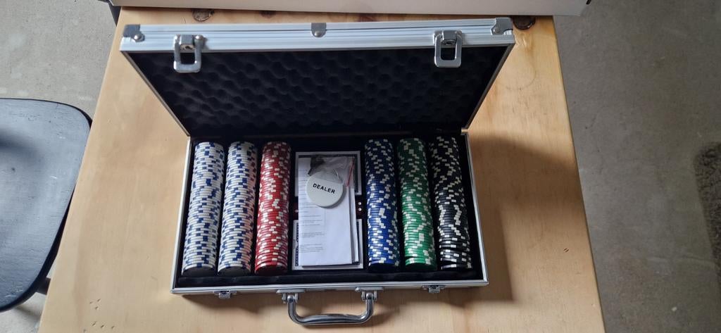 Pokerset in nieuwstaat - compleet met fiches en kaarten, Hobby en Vrije tijd, Vijf spelers of meer, Ophalen, Zo goed als nieuw
