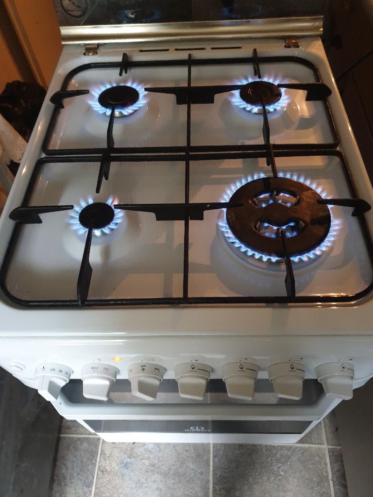 Indesit fornuis +Elektrische heteluchtoven werkt Uitstekend, Ophalen, Minder dan 85 cm, 4 kookzones, Zo goed als nieuw