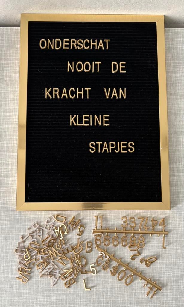 Letterbord goudkleurige lijst met letters cijfers leesteken, Ophalen of Verzenden, Zo goed als nieuw, Overige typen