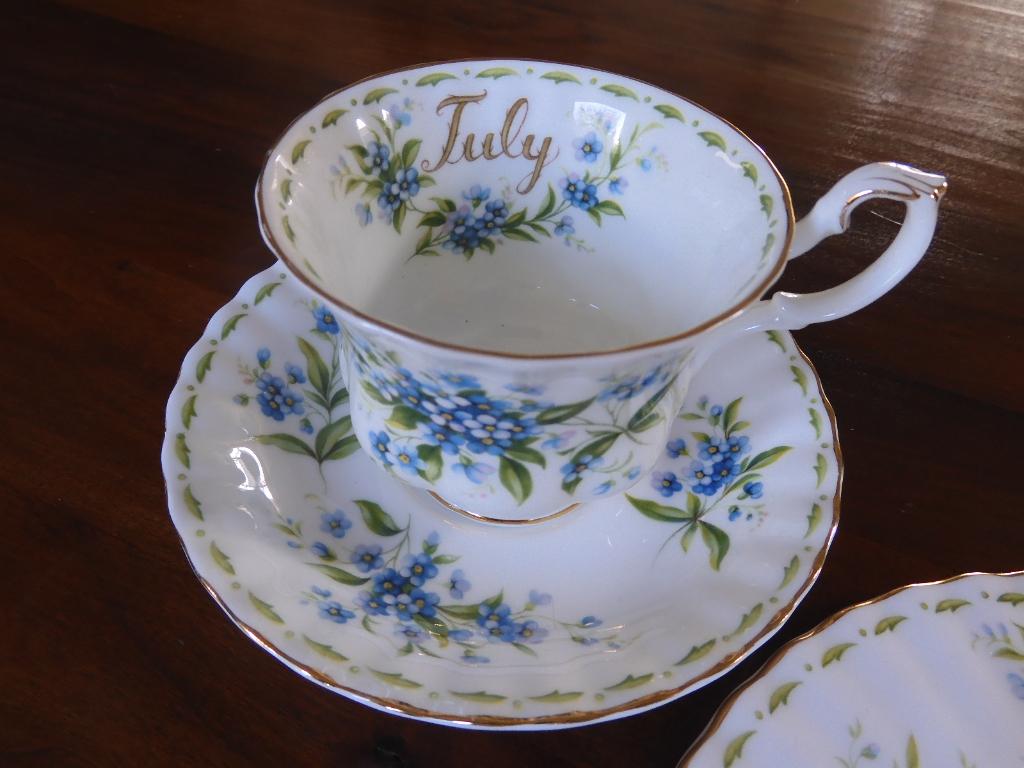 Royal Albert, Flower of the month, Verzamelen, Porselein, Kristal en Bestek, Ophalen of Verzenden, Zo goed als nieuw, Porselein