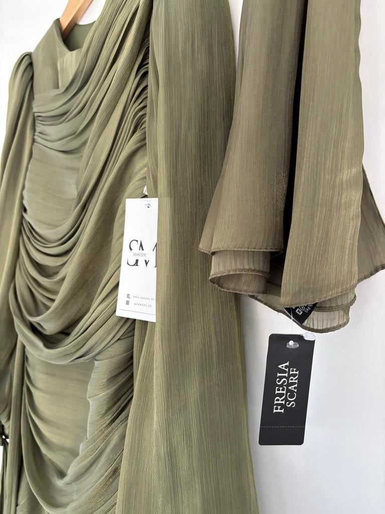 Elegante olijfgroene jurk met ruches en sjaal, Maat 38/40 (M), Nieuw, Ophalen of Verzenden, Onder de knie