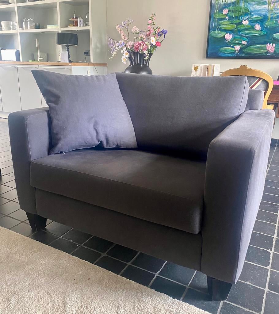 Fraaie loveseat in de kleur antraciet grijs met kussen, Ophalen, Tweepersoons, 75 tot 100 cm, Zo goed als nieuw