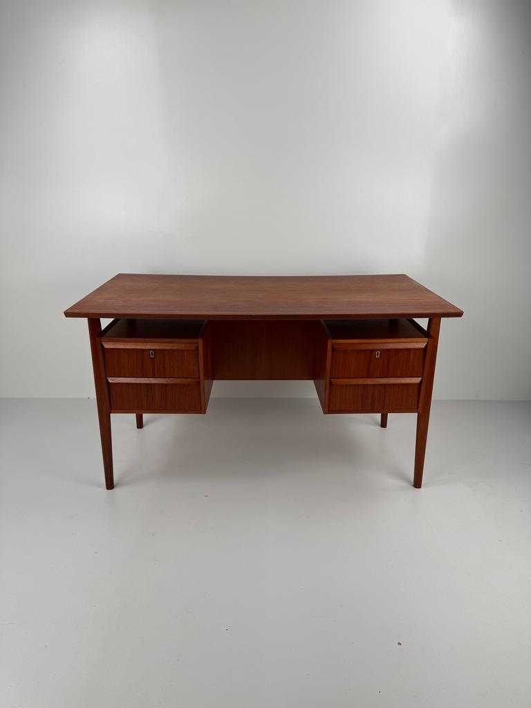 Danish Executive Desk in Teak, Ophalen, Z, Z, Z