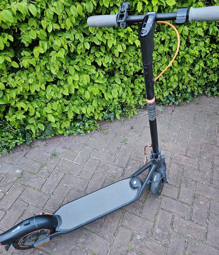 Ninebot electrische step met lader, Fietsen en Brommers, Steps, Elektrische step (E-scooter), Ophalen