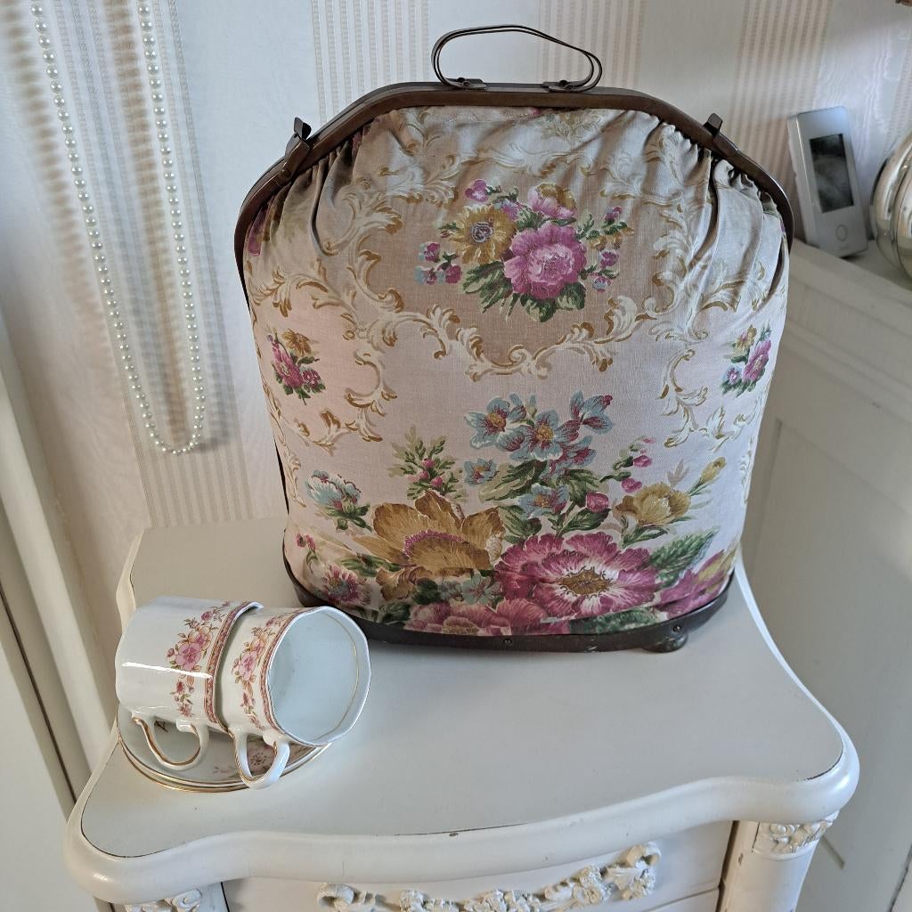 Brocante theemuts, Ophalen