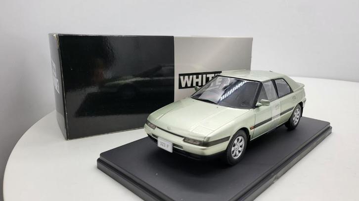 WhiteBox, Mazda 323 F, hellgroen, 1989, Hobby en Vrije tijd, Modelauto's | 1:24, Nieuw, Auto, Overige merken, Ophalen of Verzenden