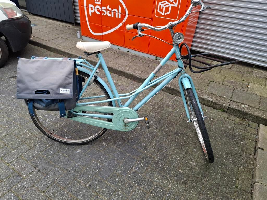 Lichtblauwe damesfiets met voordrager en fietstas, Ophalen