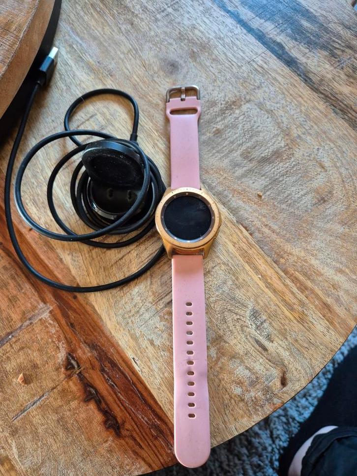 Samsung Smartwatch - Roze met oplader, Sieraden, Tassen en Uiterlijk, Smartwatches, Gebruikt, Android, Roze, Hartslag, Slaap, Stappen