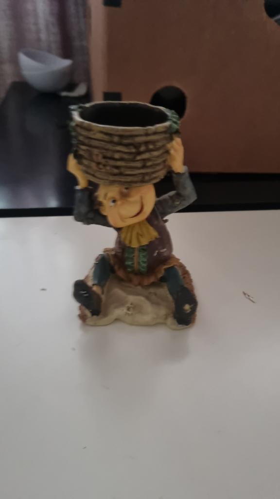 Beeldje van een mannetje met mand op hoofd, Verzamelen, Beelden en Beeldjes, Ophalen of Verzenden, Zo goed als nieuw