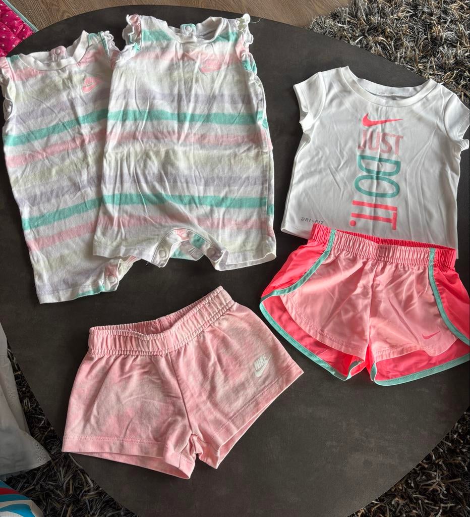 Nike pakket maat 74-80 meisje, Kinderen en Baby's, Babykleding | Maat 74, Ophalen of Verzenden, Gebruikt, Meisje, Setje