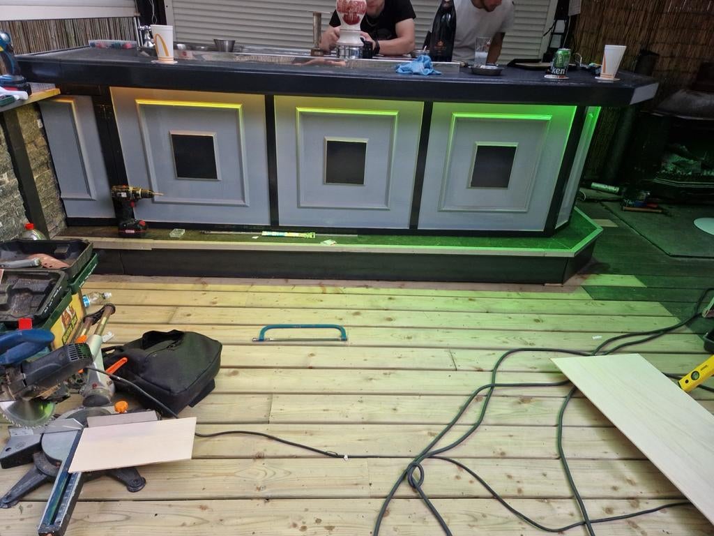 Bar met tap, koeler, spoelbak, led verlichting en 6 krukken, Ophalen