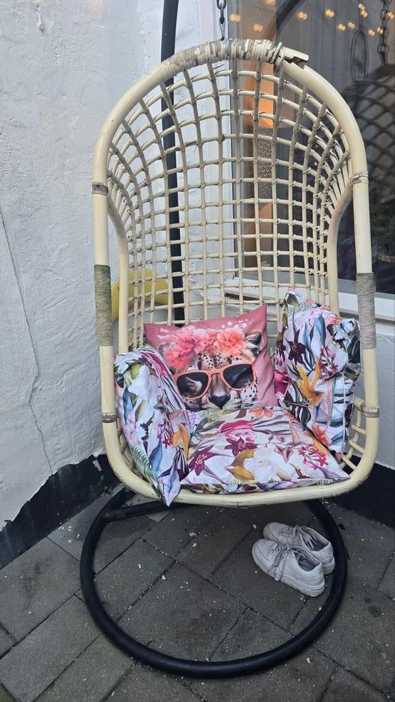 Ei hangstoel moet zsm weg ivm ruimtegebroek, Ophalen, Rotan