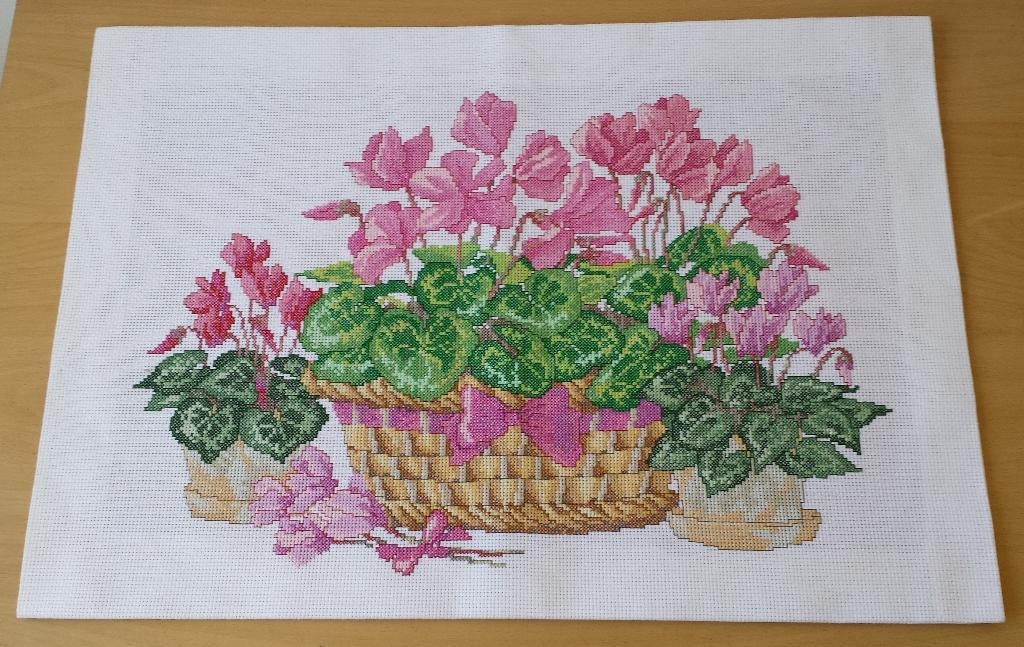 Borduurwerk Cyclamen - Margriet Borduren 1996 - groot, Overige typen, Ophalen of Verzenden, Zo goed als nieuw, Handborduren