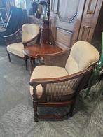 Twee stoelen met rieten rugleuning en een bijzettafel, Ophalen
