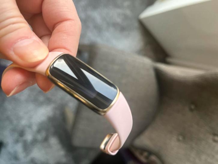 Fitbit Luxe Activity Tracker - Elegant en Compleet, Sieraden, Tassen en Uiterlijk, Activity trackers, Zo goed als nieuw, Android