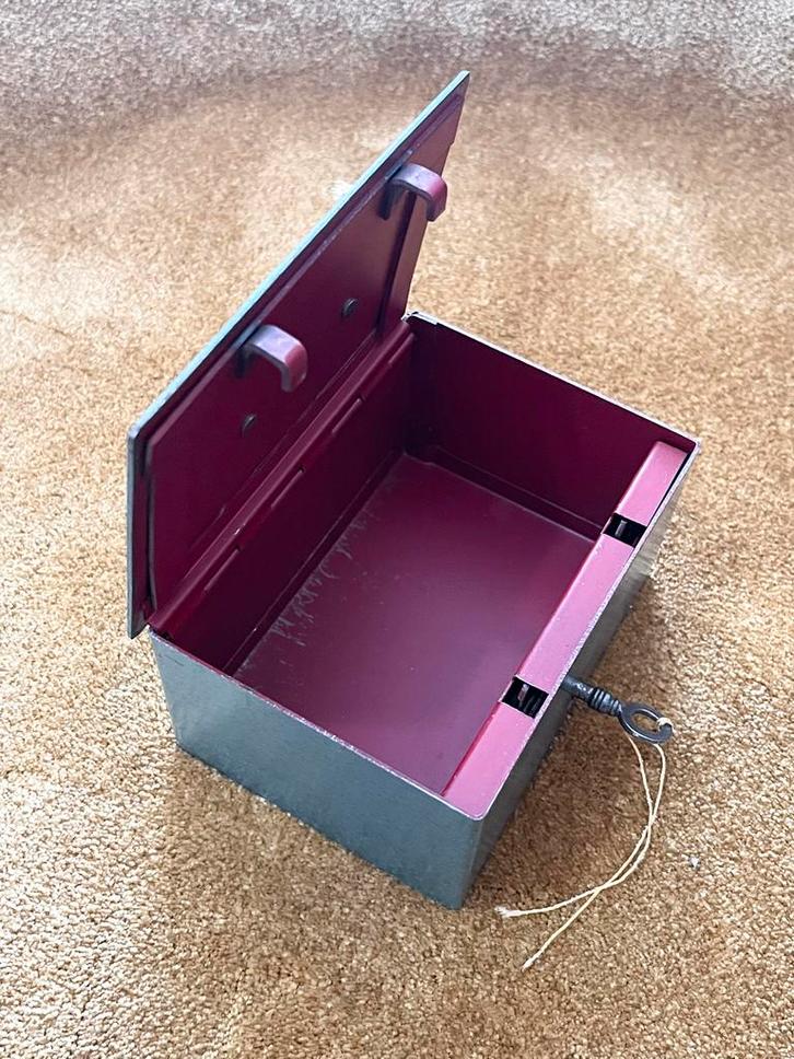 Vintage metal kistje met sleutel, Huis en Inrichting, Woonaccessoires | Kisten, Gebruikt, Minder dan 50 cm, Metaal, Ophalen of Verzenden