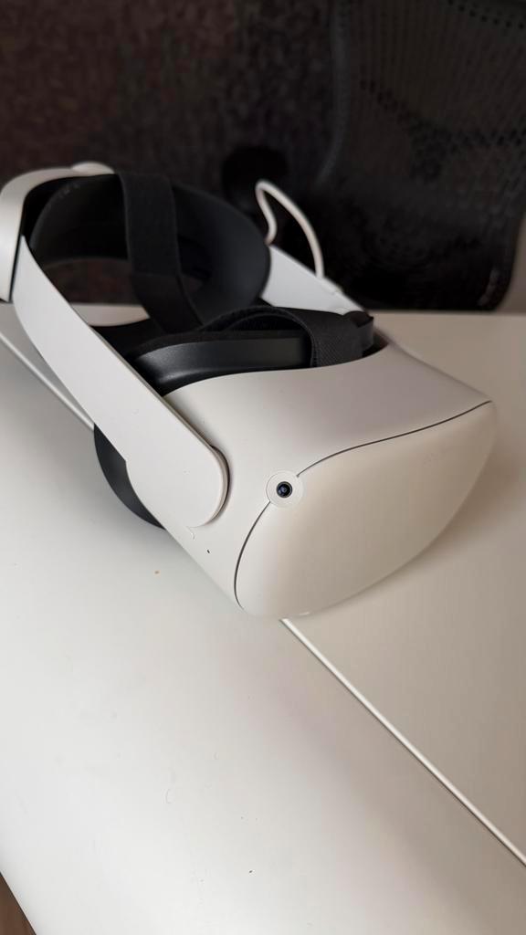 Oculus Quest 2 VR-bril met controllers - Zo goed als nieuw, Spelcomputers en Games, Virtual Reality, Zo goed als nieuw, Overige platformen