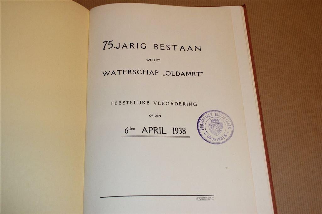 Zeldzaam Gedenkboek [1938] — 75 Jaar Waterschap Oldambt, Boeken, Ophalen of Verzenden, Gelezen