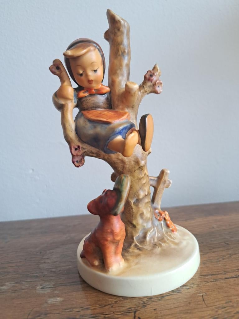 Hummeltje meisje in boom met hond, Verzamelen, Beelden en Beeldjes, Ophalen of Verzenden, Zo goed als nieuw