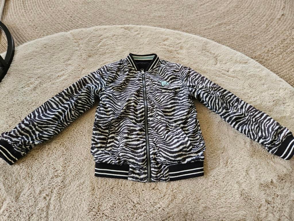 Zwarte/zebra omkeer jas van we fashion, maat 122-128, Meisje, Ophalen of Verzenden, Zo goed als nieuw, WE Fashion