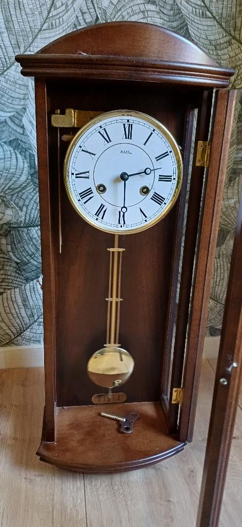 AMS wandklok met Hermle 141-031 uurwerk met 45cm slinger, Ophalen