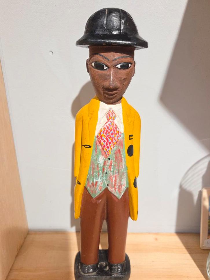 Hout handgesneden afrikaans beeldje van man met hoed, Antiek en Kunst, Kunst | Beelden en Houtsnijwerken, Ophalen of Verzenden